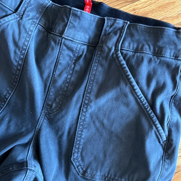 Spanx Stretch Twill Ankle Cargo Pants Washed Black Size Small - Picture 3 of 5